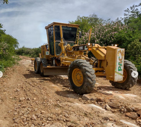 Prefeitura realiza reparos emergenciais da estrada da comunidade Serra dos Bius